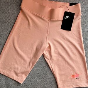 Nike Essential Bike Shorts Light Pink
DM7968-800 New with Tag